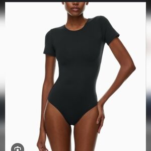 Aritzia babaton black short sleeve bodysuit xs